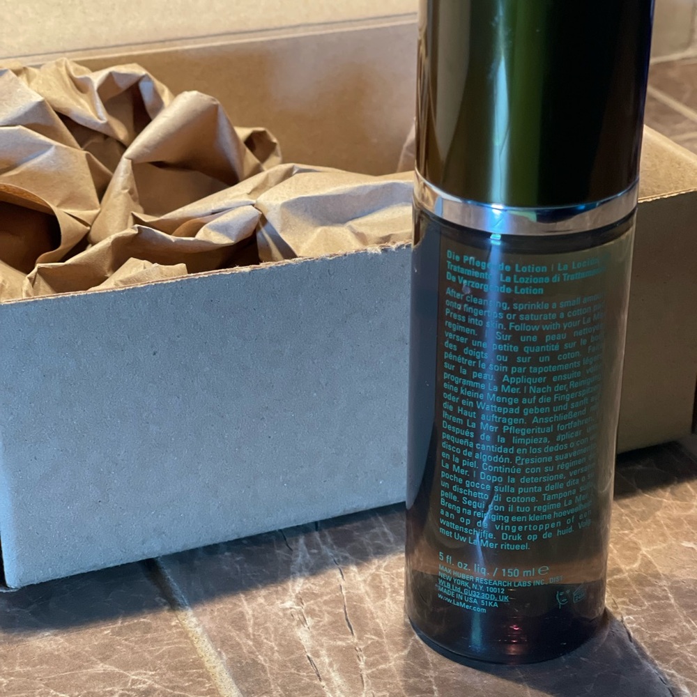 La Mer Black and Green Treatment Lotion for Luxurious Grooming - Picture 2 of 3